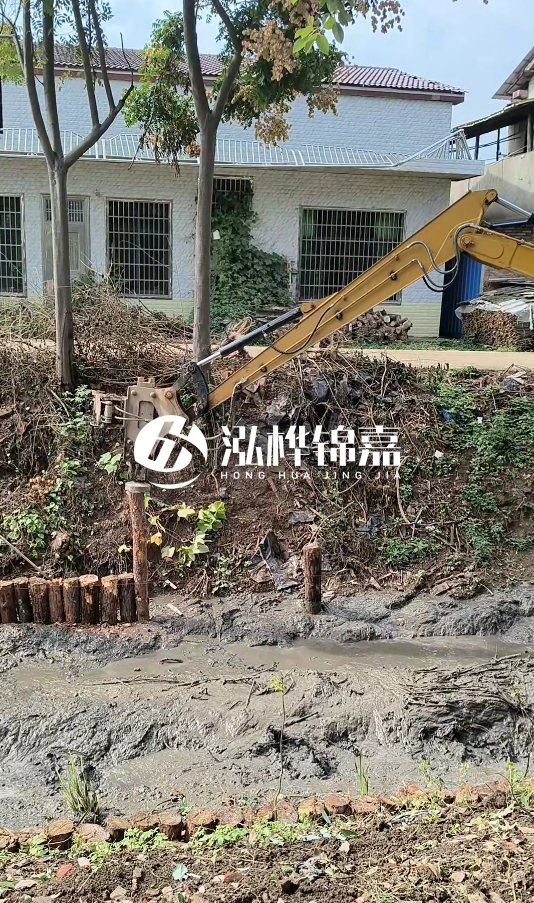 三明挖機(jī)打木樁專業(yè)施工-河道邊打木樁如何防止木樁傾斜？